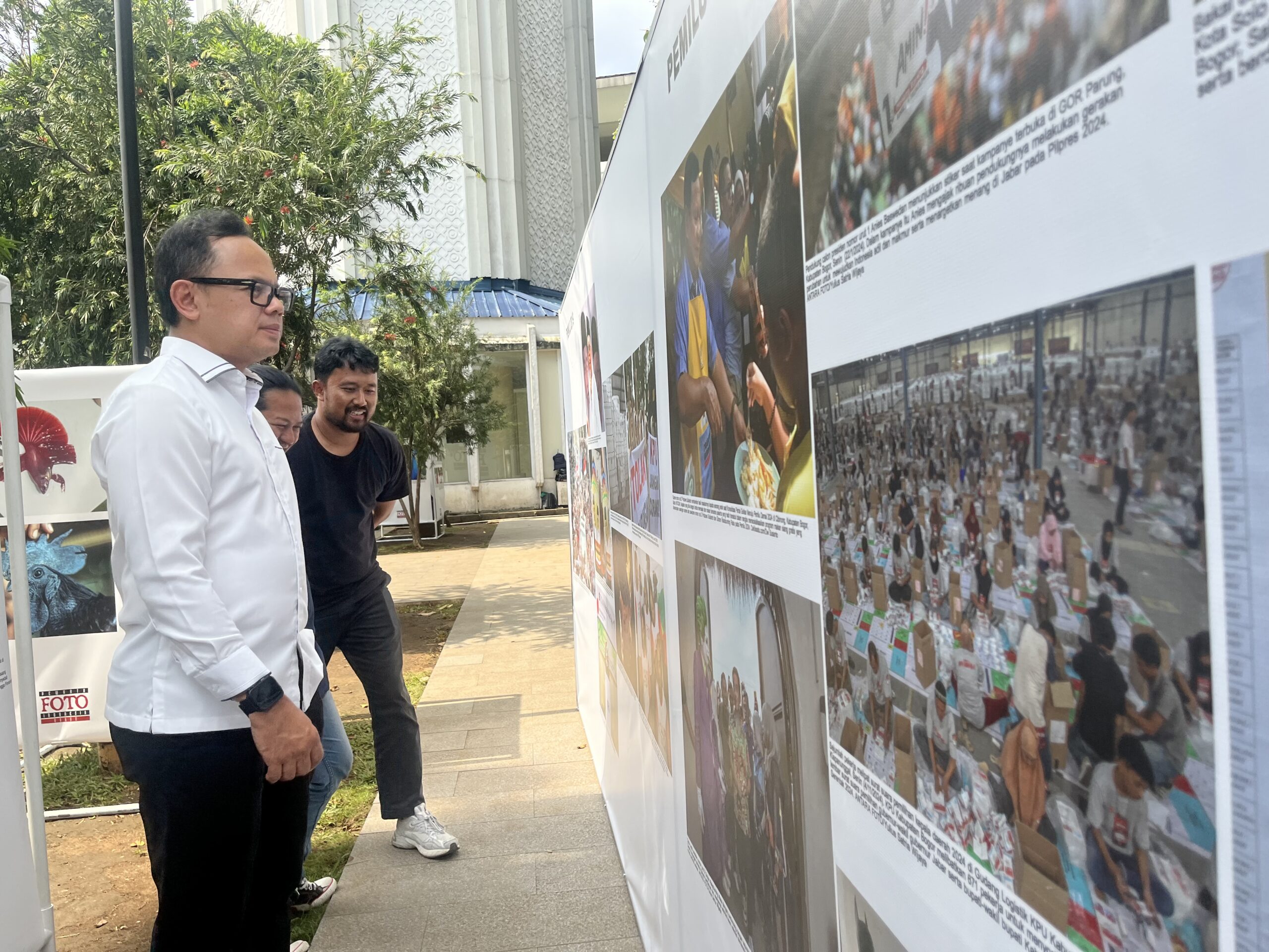Wamendagri, Bima Arya Sugiarto saat melihat foto-foto di Pameran Foto yang diselenggarakan oleh PFI Bogor, Foto/Adi Wirman Wamendagri, Bima Arya Sugiarto saat melihat foto-foto di Pameran Foto yang diselenggarakan oleh PFI Bogor, Foto/Adi Wirman