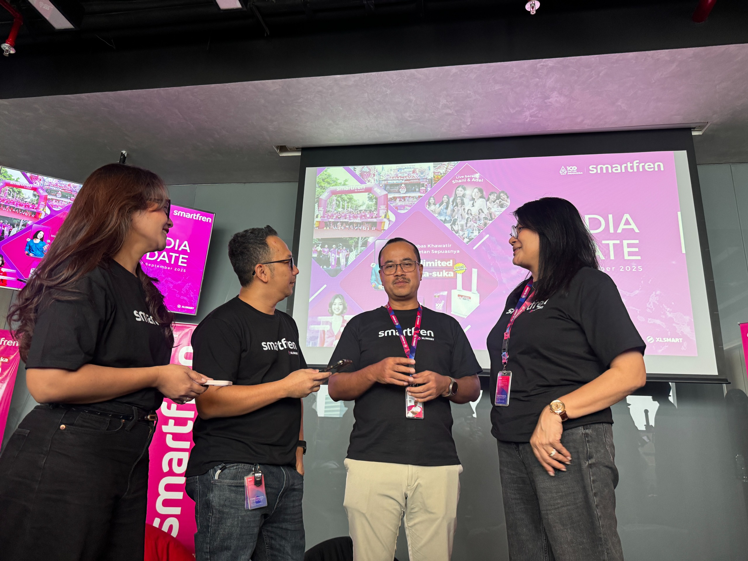 Division Head Brand Communication SMARTFREN, Edtine Pamilien Gensana, Head of SMARTFREN Product, Astiyanto Tri Muktiwibowo, Chief Marketing Officer SMARTFREN XLSMART, Sukaca Purwokardjono dan Division Head Customer Success SMARTFREN, Rochelle Camasosa dalam acara media update SMARTFREN di Jakarta, Rabu (16/9). Pasca merger menjadi bagian dari PT XLSMART Telecom Sejahtera Tbk (XLSMART), SMARTFREN mempertegas langkah strategisnya dengan memperluas cakupan jaringan, menghadirkan produk unggulan UNLIMITED, serta memperkuat engagement pelanggan melalui aktivitas brand secara nasional dan program loyalitas digital,Foto/Istimewa