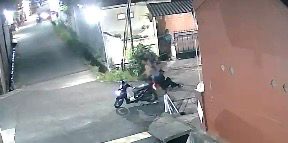 Tangkapan layar satpam lansia yang dianiaya, Foto/tangkapan layar