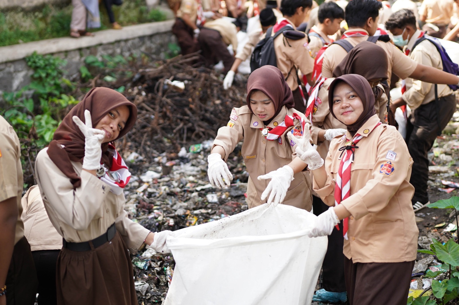 Para siswi yang berpakaian pramuka saat melakukan aksi bebersih, Foto/Diskominfo Kabupaten Bogor