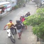 Pengendara motor diduga dianiaya oleh warga di Ciriung, Cibinong, Foto/Tangkapan layar