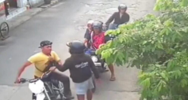 Pengendara motor diduga dianiaya oleh warga di Ciriung, Cibinong, Foto/Tangkapan layar