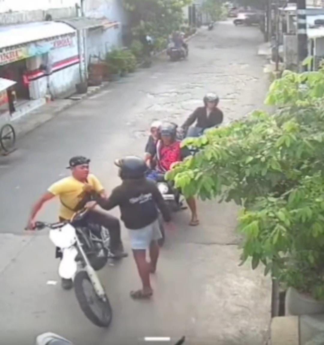 Pengendara motor diduga dianiaya oleh warga di Ciriung, Cibinong, Foto/Tangkapan layar Pengendara motor diduga dianiaya oleh warga di Ciriung, Cibinong, Foto/Tangkapan layar