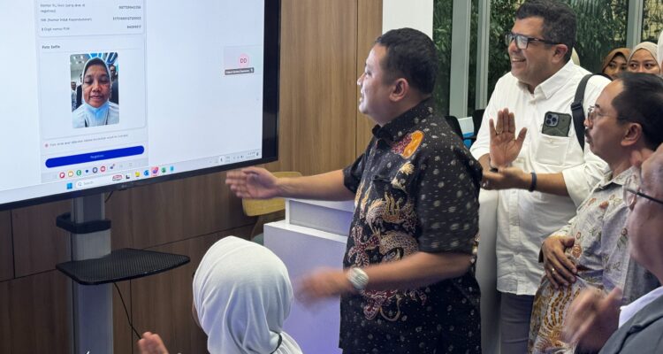 Ketua Tim Monitoring & Evaluasi Penyelenggara Jaringan dan Jasa serta Perlindungan Pengguna Kementrian Komunikasi dan Digital Republik Indonesia, Sumini (duduk), Direktur Jenderal Ekosistem Digital Kementrian Komunikasi dan Digital Republik Indonesia, Edwin Hidayat Abdullah (tengah), Direktur & Chief Regulatory Officer XLSMART, Merza Fachys (kiri belakang) dan Direktur Eksekutif ATSI, Marwan O.Baasir (kanan belakang) kembali melakukan acara pengetesan implementasi registrasi kartu SIM XLSMART (XL, AXIS dan SMARTFREN) dengan menggunakan teknologi biometrik pengenalan wajah di XL Center XLSMART Tower, Jakarta. Selasa (29/9),Foto/Istimewa