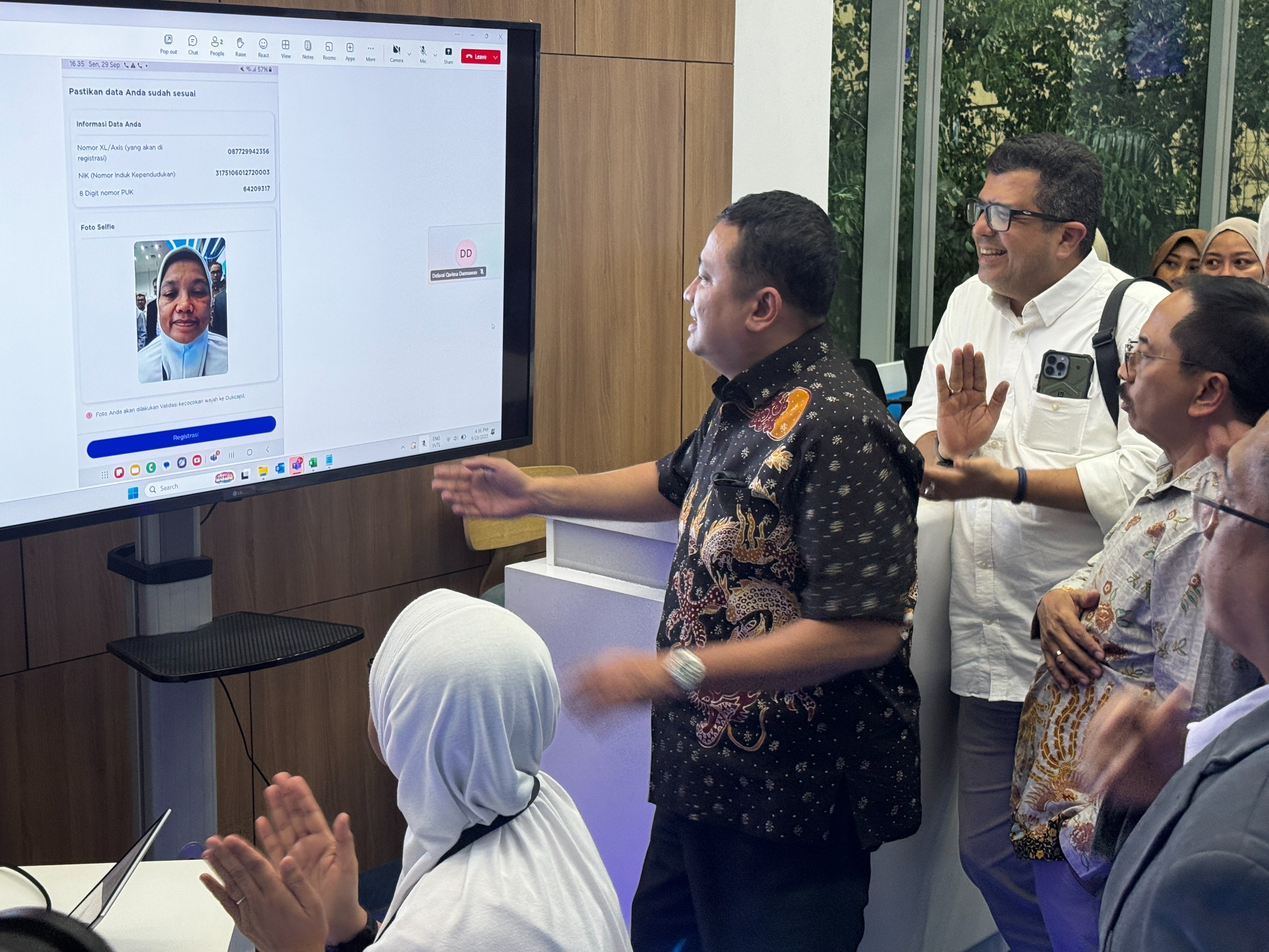 Ketua Tim Monitoring & Evaluasi Penyelenggara Jaringan dan Jasa serta Perlindungan Pengguna Kementrian Komunikasi dan Digital Republik Indonesia, Sumini (duduk), Direktur Jenderal Ekosistem Digital Kementrian Komunikasi dan Digital Republik Indonesia, Edwin Hidayat Abdullah (tengah), Direktur & Chief Regulatory Officer XLSMART, Merza Fachys (kiri belakang) dan Direktur Eksekutif ATSI, Marwan O.Baasir (kanan belakang) kembali melakukan acara pengetesan implementasi registrasi kartu SIM XLSMART (XL, AXIS dan SMARTFREN) dengan menggunakan teknologi biometrik pengenalan wajah di XL Center XLSMART Tower, Jakarta. Selasa (29/9),Foto/Istimewa