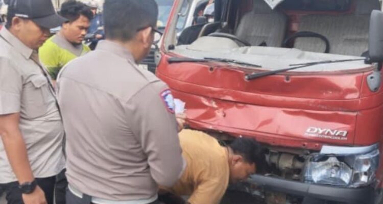 Kondisi truk yang ringsek karena menabrak dua angkot di Cileungsi Bogor, Foto/Istimewa