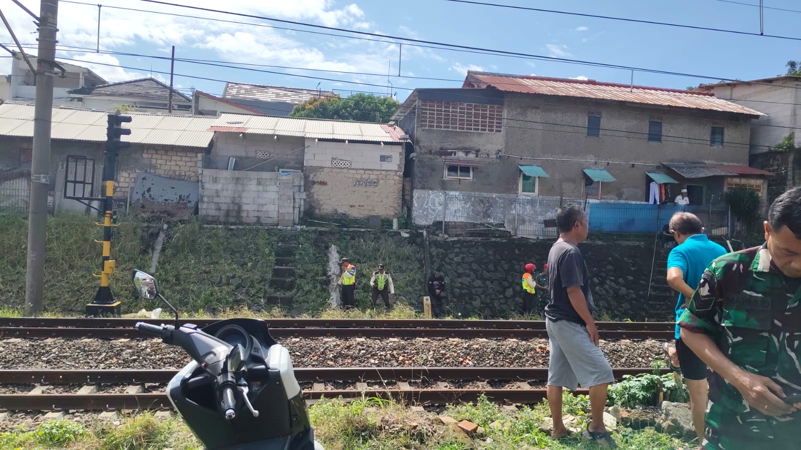 Situasi penemuan mayat perempuan di perlintasan kereta api jurusan Bogor-Jakarta di Pondok Rumput Bogor, Foto/Istimewa Situasi penemuan mayat perempuan di perlintasan kereta api jurusan Bogor-Jakarta di Pondok Rumput Bogor, Foto/Istimewa