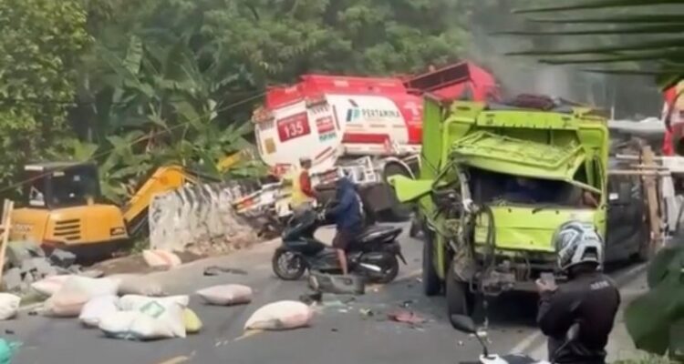 Situasi Kecelakaan beruntun terjadi di Tanjakan Cilame Gardu, Jalan Raya Cigudeg-Jasinga Bogor, Foto/Istimewa