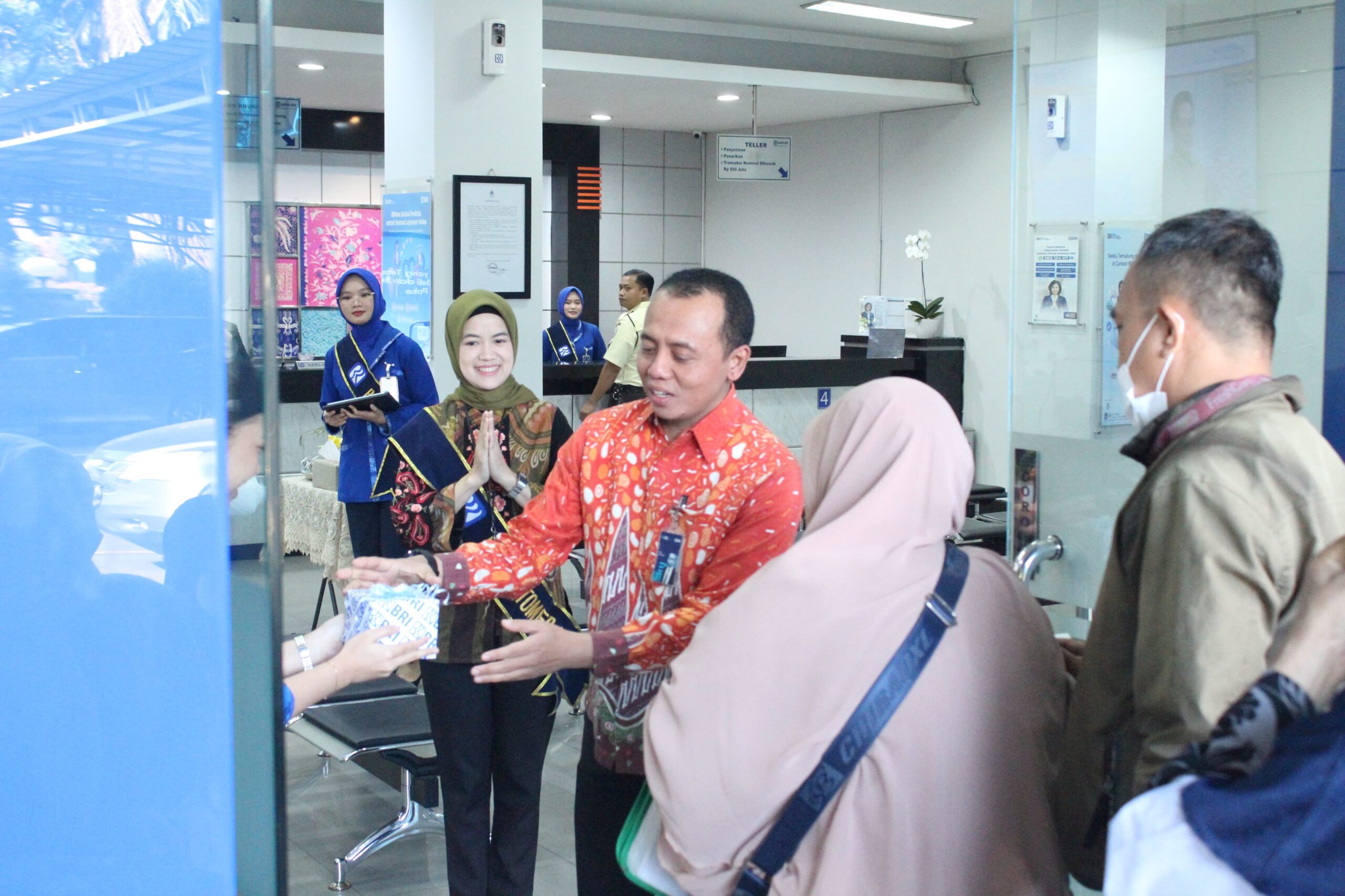 BRI Kantor Cabang (KC) Depok juga memeriahkan HPN dengan memberikan bingkisan kepada para nasabah, Foto/Istimewa BRI Kantor Cabang (KC) Depok juga memeriahkan HPN dengan memberikan bingkisan kepada para nasabah, Foto/Istimewa