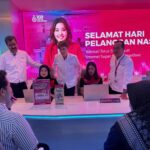 President Direktur & CEO XLSMART, Rajeev Sethi, Direktur & Chief Commercial Officer XLSMART, David Arcelus Oses, dan Chief Marketing Smartfren Officer, Sukaca Purwokardjono, melayani pelanggan dalam acara Hari Pelanggan Nasional di Galeri Smartfren, Jl. Sabang, Jakarta Pusat. Kamis (4/9), Foto/Istimewa