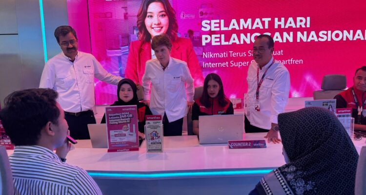President Direktur & CEO XLSMART, Rajeev Sethi, Direktur & Chief Commercial Officer XLSMART, David Arcelus Oses, dan Chief Marketing Smartfren Officer, Sukaca Purwokardjono, melayani pelanggan dalam acara Hari Pelanggan Nasional di Galeri Smartfren, Jl. Sabang, Jakarta Pusat. Kamis (4/9), Foto/Istimewa