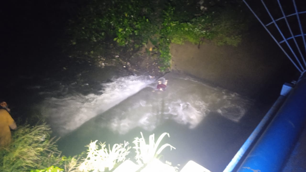 Situasi pria saat melakukan percobaan bunuh diri di Katulampa Bogor, Foto/Istimewa Situasi pria saat melakukan percobaan bunuh diri di Katulampa Bogor, Foto/Istimewa