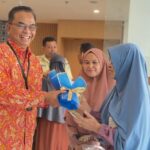 BRI Branch Office (BO) Jakarta Warung Buncit memberikan bingkisan dan camilan kepada para nasabah sebagai bentuk apresiasi atas loyalitas mereka.