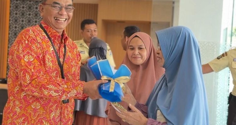 BRI Branch Office (BO) Jakarta Warung Buncit memberikan bingkisan dan camilan kepada para nasabah sebagai bentuk apresiasi atas loyalitas mereka.