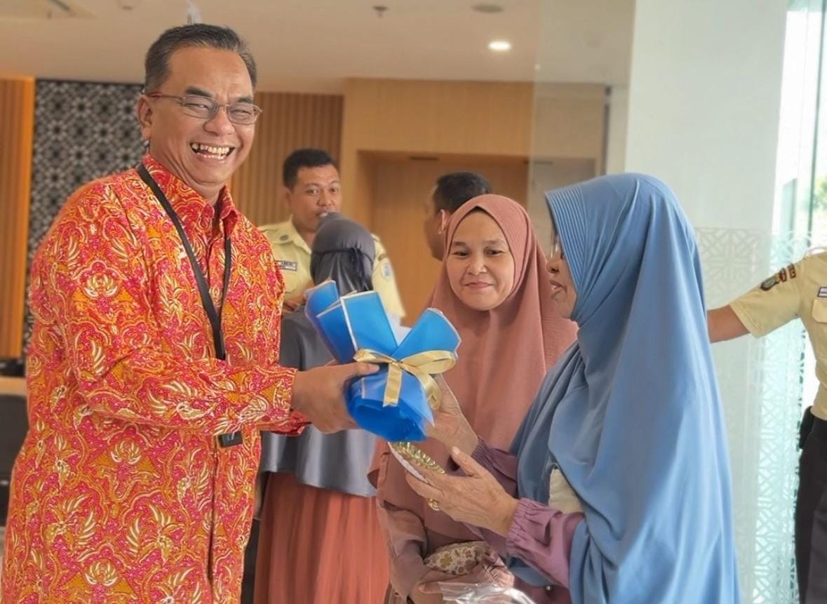 BRI Branch Office (BO) Jakarta Warung Buncit memberikan bingkisan dan camilan kepada para nasabah sebagai bentuk apresiasi atas loyalitas mereka. BRI Branch Office (BO) Jakarta Warung Buncit memberikan bingkisan dan camilan kepada para nasabah sebagai bentuk apresiasi atas loyalitas mereka.