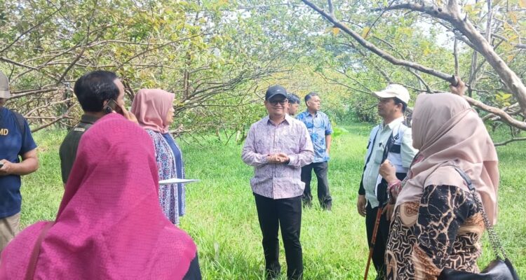 Kepala Bapperida Kota Bogor, Rudy Mashudi bersama pimpinan KCD Jawa Barat saat meninjau lokasi lahan yang akan dibuatkan sekolah baru untuk SMA/SMK Negeri, Foto/Istimewa