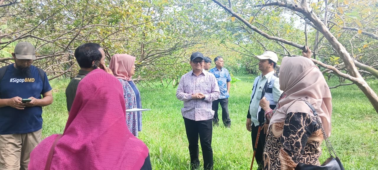 Kepala Bapperida Kota Bogor, Rudy Mashudi bersama pimpinan KCD Jawa Barat saat meninjau lokasi lahan yang akan dibuatkan sekolah baru untuk SMA/SMK Negeri, Foto/Istimewa Kepala Bapperida Kota Bogor, Rudy Mashudi bersama pimpinan KCD Jawa Barat saat meninjau lokasi lahan yang akan dibuatkan sekolah baru untuk SMA/SMK Negeri, Foto/Istimewa