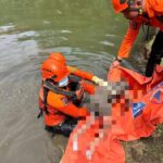 BPBP Kabupaten Bogor saat mengevakuasi anak berkebutuhan khusus yang tewas tenggelam di saluran irigasi, Foto/BPBD Kabupaten Bogor