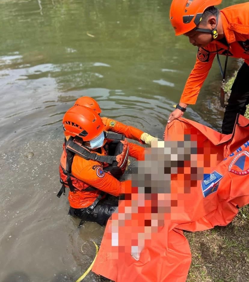 BPBP Kabupaten Bogor saat mengevakuasi anak berkebutuhan khusus yang tewas tenggelam di saluran irigasi, Foto/BPBD Kabupaten Bogor