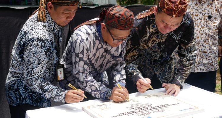 CEO Masjid Nusantara, Pras Purworo (kiri), Chief Enterprise Business Solutions XLSMART, Feby Sallyanto selaku Ketua MTXLSMART (kedua dari kiri), dan Direktur & Chief Strategy and Home Business Officer XLSMART, Feiruz Ikhwan Bin Abdul Malek (kanan) melakukan penandatanganan prasasti pada peresmian wakaf Jembatan Amal Jariyah (Jemari) MTXLSMART berkolaborasi dengan Yayasan Masjid Nusantara di Kampung Cisepat, Desa Cibaregbeg, Kecamatan Saranten, Kabupaten Sukabumi, Jawa Barat (28/9). Jembatan tersebut dibangun untuk mempermudah mobilitas masyarakat desa Cibaregbeg, Desa Puncak Manggis, dan sekitarnya, Foto/Istimewa