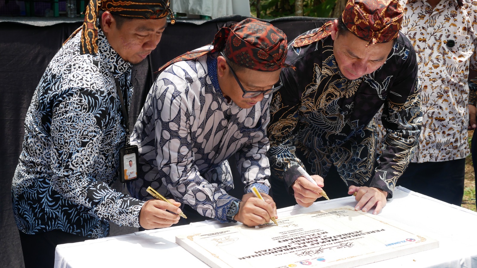 CEO Masjid Nusantara, Pras Purworo (kiri), Chief Enterprise Business Solutions XLSMART, Feby Sallyanto selaku Ketua MTXLSMART (kedua dari kiri), dan Direktur & Chief Strategy and Home Business Officer XLSMART, Feiruz Ikhwan Bin Abdul Malek (kanan) melakukan penandatanganan prasasti pada peresmian wakaf Jembatan Amal Jariyah (Jemari) MTXLSMART berkolaborasi dengan Yayasan Masjid Nusantara di Kampung Cisepat, Desa Cibaregbeg, Kecamatan Saranten, Kabupaten Sukabumi, Jawa Barat (28/9). Jembatan tersebut dibangun untuk mempermudah mobilitas masyarakat desa Cibaregbeg, Desa Puncak Manggis, dan sekitarnya, Foto/Istimewa CEO Masjid Nusantara, Pras Purworo (kiri), Chief Enterprise Business Solutions XLSMART, Feby Sallyanto selaku Ketua MTXLSMART (kedua dari kiri), dan Direktur & Chief Strategy and Home Business Officer XLSMART, Feiruz Ikhwan Bin Abdul Malek (kanan) melakukan penandatanganan prasasti pada peresmian wakaf Jembatan Amal Jariyah (Jemari) MTXLSMART berkolaborasi dengan Yayasan Masjid Nusantara di Kampung Cisepat, Desa Cibaregbeg, Kecamatan Saranten, Kabupaten Sukabumi, Jawa Barat (28/9). Jembatan tersebut dibangun untuk mempermudah mobilitas masyarakat desa Cibaregbeg, Desa Puncak Manggis, dan sekitarnya, Foto/Istimewa