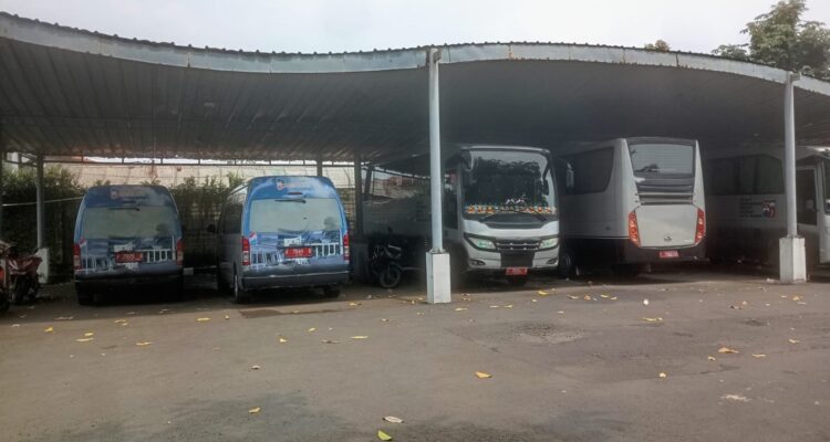 Kondisi bis dan mobil dinas DPRD Kota Bogor yang terparkir, Foto/Istimewa