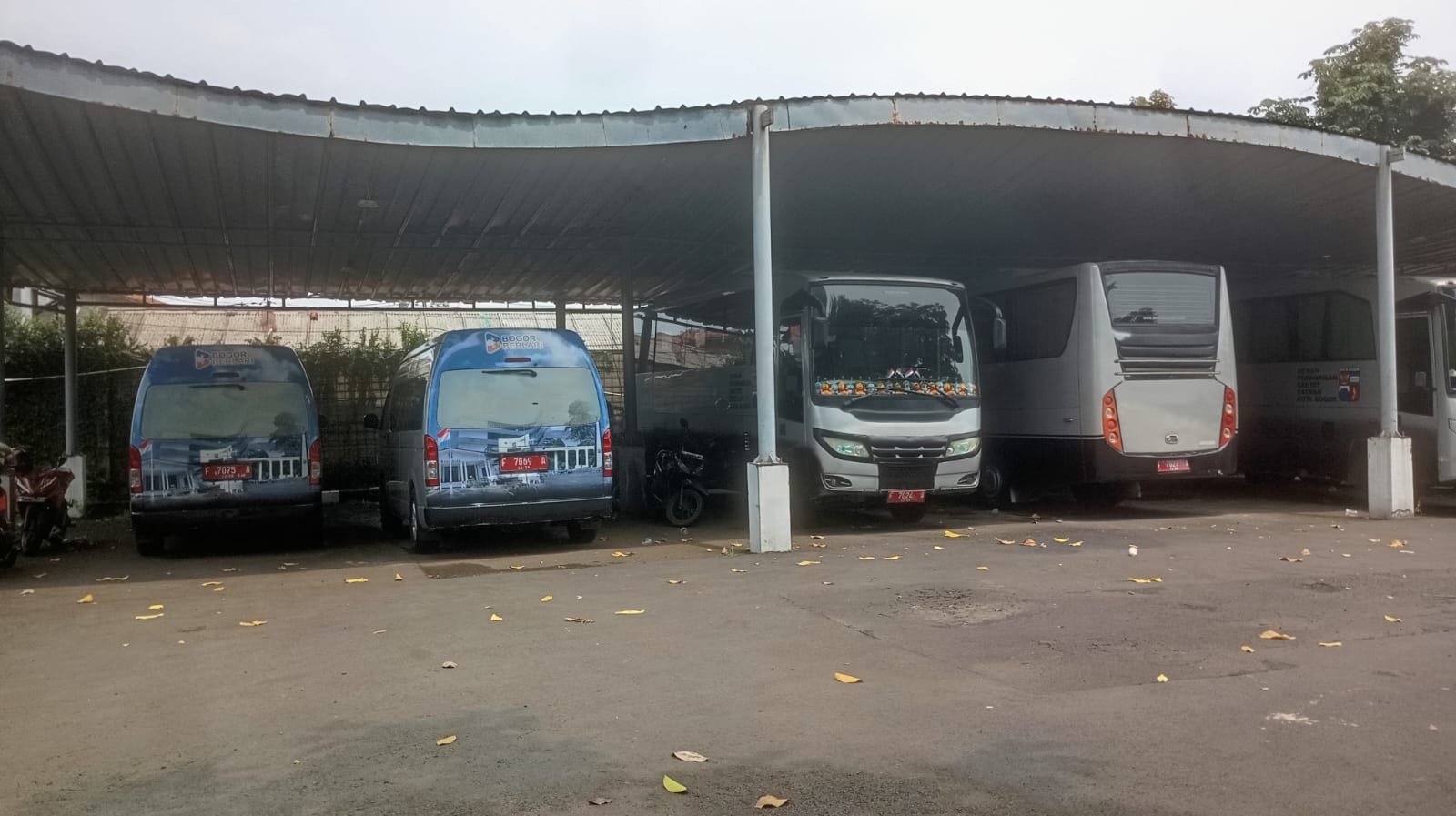 Kondisi bis dan mobil dinas DPRD Kota Bogor yang terparkir, Foto/Istimewa
