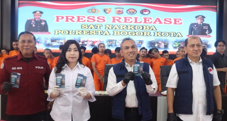 Kasat Resnarkoba Polresta Bogor Kota, AKP Ali Jupri bersama tersangka dan staff saat menunjukan barang bukti, Foto/Istimewa