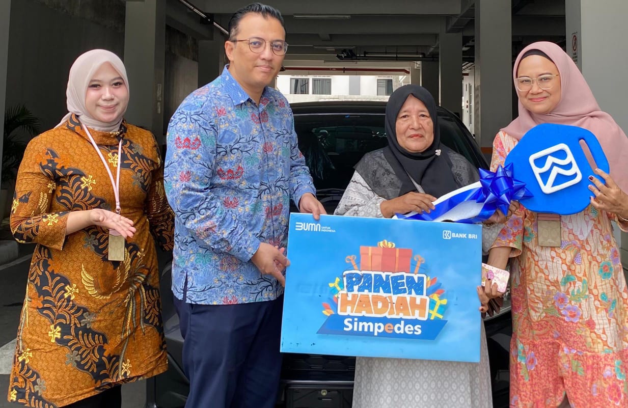 BRI Branch Office Bogor Pajajaran menyerahkan hadiah Panen Hadiah Simpedes periode 1 September 2024 hingga 28 Februari 202 kepada nasabah, Foto/Istimewa BRI Branch Office Bogor Pajajaran menyerahkan hadiah Panen Hadiah Simpedes periode 1 September 2024 hingga 28 Februari 202 kepada nasabah, Foto/Istimewa