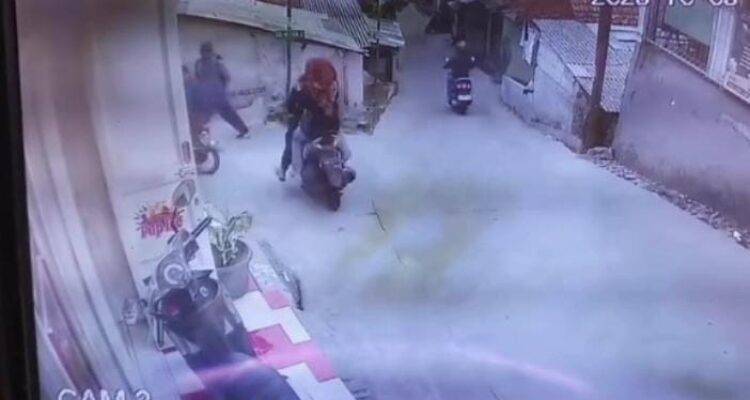 Terekam di CCTV sebuah motor tabrak rumah warga di turunan jembatan pari Cijunjung Bogor, Foto/Tangkapan Layar