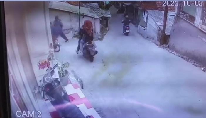 Terekam di CCTV sebuah motor tabrak rumah warga di turunan jembatan pari Cijunjung Bogor, Foto/Tangkapan Layar