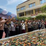 Wali Kota Bogor, Dedie A Rachim bersama Kapolresta Bogor Kota dan unsur Forkopimda saat memusnahkan minuman berakhol, Foto/Adi Wirman