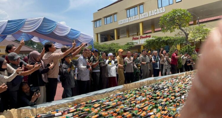 Wali Kota Bogor, Dedie A Rachim bersama Kapolresta Bogor Kota dan unsur Forkopimda saat memusnahkan minuman berakhol, Foto/Adi Wirman