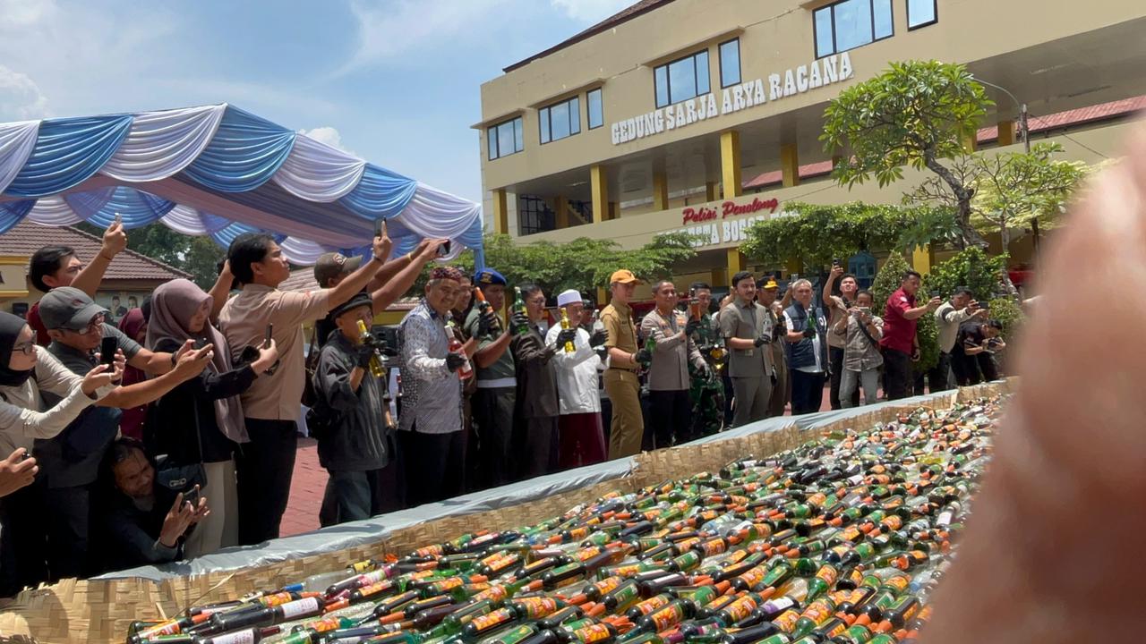 Wali Kota Bogor, Dedie A Rachim bersama Kapolresta Bogor Kota dan unsur Forkopimda saat memusnahkan minuman berakhol, Foto/Adi Wirman