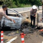 Kondisi mobil rush yang alamai kecelakaan di Tol Jagorawi KM 41hingga terbakar, foto/Istimewa