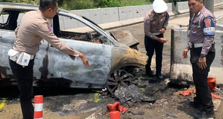 Kondisi mobil rush yang alamai kecelakaan di Tol Jagorawi KM 41hingga terbakar, foto/Istimewa