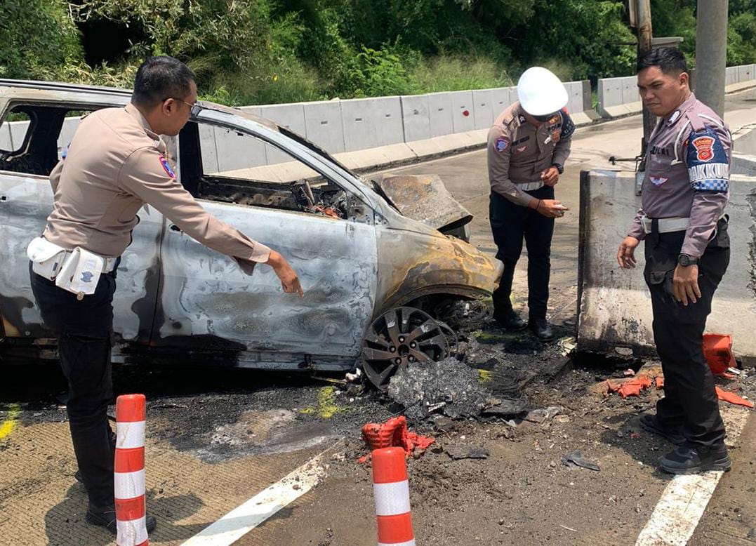 Kondisi mobil rush yang alamai kecelakaan di Tol Jagorawi KM 41hingga terbakar, foto/Istimewa Kondisi mobil rush yang alamai kecelakaan di Tol Jagorawi KM 41hingga terbakar, foto/Istimewa