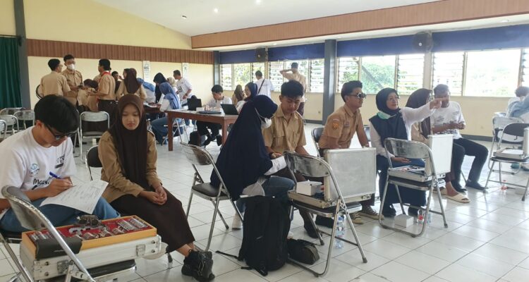 Gapopin saat memberikan bantuan sosial berupa kacamata gratis kepada peserta didik di 8 Kota dan Kabupaten di Jawa Barat dan satu diantaranya di Kota Bogor, Foto/Istimewa