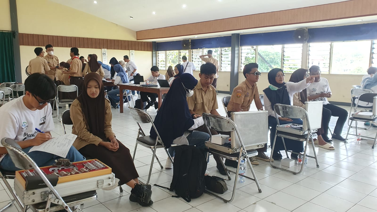 Gapopin saat memberikan bantuan sosial berupa kacamata gratis kepada peserta didik di 8 Kota dan Kabupaten di Jawa Barat dan satu diantaranya di Kota Bogor, Foto/Istimewa Gapopin saat memberikan bantuan sosial berupa kacamata gratis kepada peserta didik di 8 Kota dan Kabupaten di Jawa Barat dan satu diantaranya di Kota Bogor, Foto/Istimewa