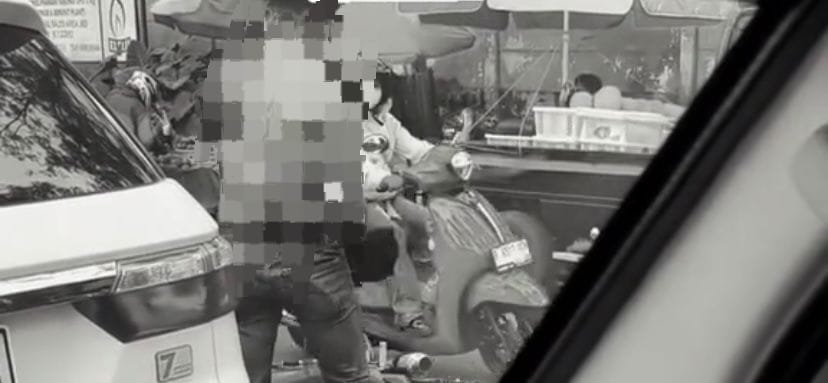 Seorang pria terkena bacokan di sukabumi oleh orang tak dikenal saat macet, Foto/Tangkapan Layar Medsos Seorang pria terkena bacokan di sukabumi oleh orang tak dikenal saat macet, Foto/Tangkapan Layar Medsos