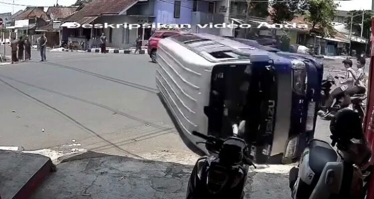 Kondisi mobil elf yang alami kecelakaan di Jalan Juanda, Ciamis Jawa Barat, Foto/Tangkapan Layar Medsos