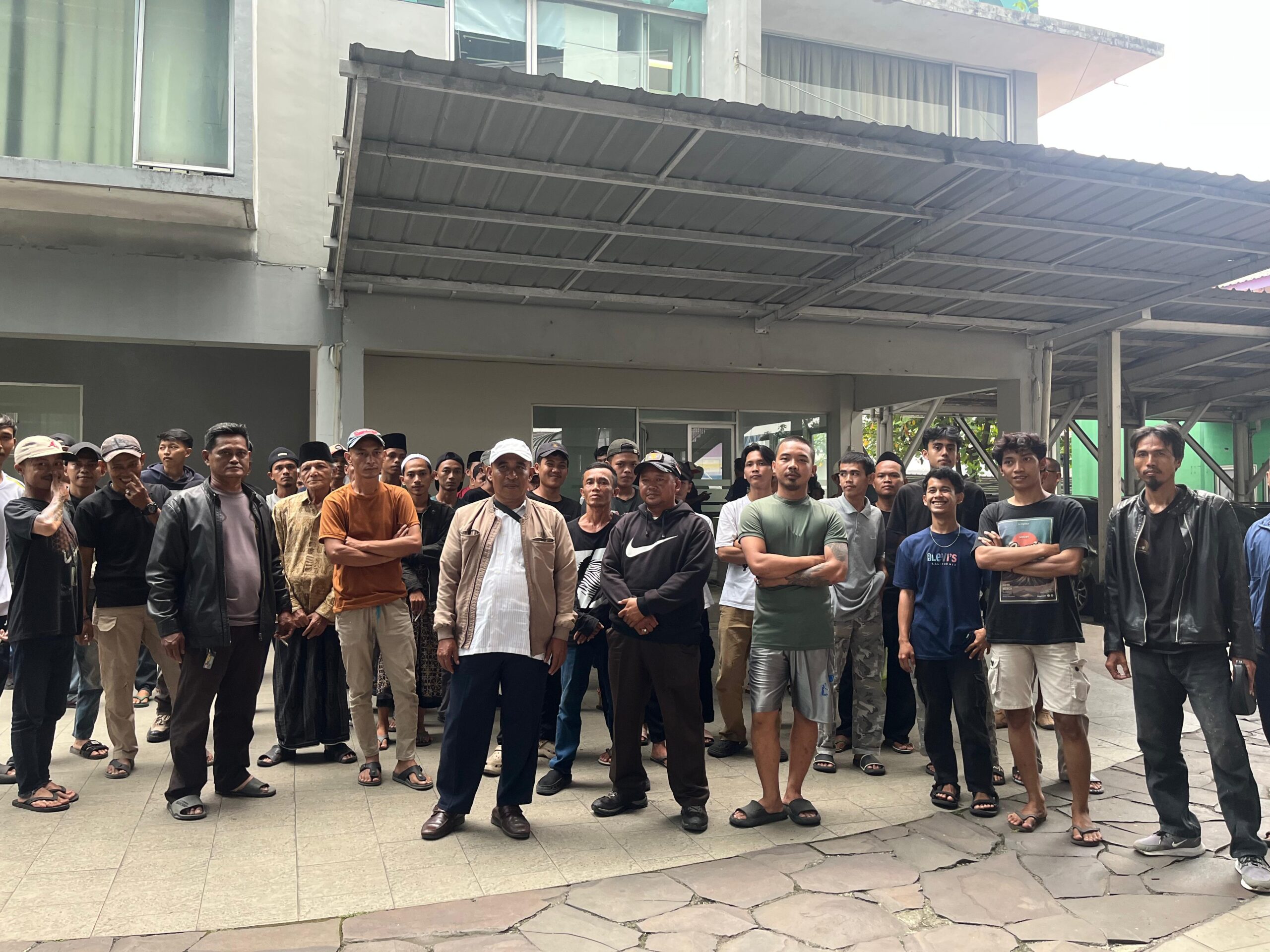 Sejumlah warga mendatangi kantor pengelola Perumahan Bogor Nirwana Residence (BNR) yang dikelola oleh PT Graha Andrasentra Propertindo (GAP), Foto/Adi Wirman