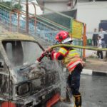 Damkar Kota Bogor saat merescue angkot yang terbakar di Jembatan Merah Bogor, Foto/Damkar Kota Bogor