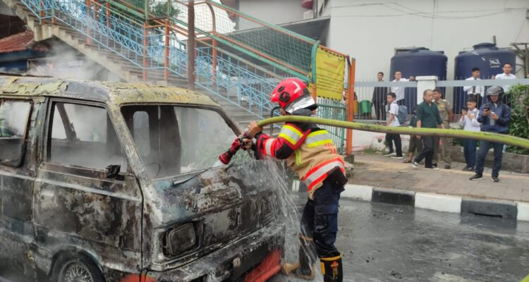 Damkar Kota Bogor saat merescue angkot yang terbakar di Jembatan Merah Bogor, Foto/Damkar Kota Bogor