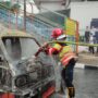 Damkar Kota Bogor saat merescue angkot yang terbakar di Jembatan Merah Bogor, Foto/Damkar Kota Bogor