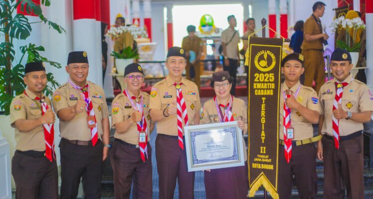 Foto bersama Wali Kota Bogor bersama Kwarcab Kota Bogor, Foto/Diskominfo Kota Bogor