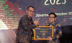 Sekda Kabupaten Bogor, Ajat Rochmat Jatnika saat menerima penghargaan Mandaya Awards 2025 yang diberikan langsung oleh Menteri Koordinator Bidang Pemberdayaan Masyarakat, Muhaimin Iskandar, Foto/Diskominfo Kabupaten Bogor Sekda Kabupaten Bogor, Ajat Rochmat Jatnika saat menerima penghargaan Mandaya Awards 2025 yang diberikan langsung oleh Menteri Koordinator Bidang Pemberdayaan Masyarakat, Muhaimin Iskandar, Foto/Diskominfo Kabupaten Bogor