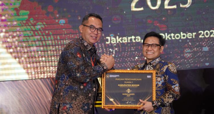 Sekda Kabupaten Bogor, Ajat Rochmat Jatnika saat menerima penghargaan Mandaya Awards 2025 yang diberikan langsung oleh Menteri Koordinator Bidang Pemberdayaan Masyarakat, Muhaimin Iskandar, Foto/Diskominfo Kabupaten Bogor