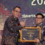 Sekda Kabupaten Bogor, Ajat Rochmat Jatnika saat menerima penghargaan Mandaya Awards 2025 yang diberikan langsung oleh Menteri Koordinator Bidang Pemberdayaan Masyarakat, Muhaimin Iskandar, Foto/Diskominfo Kabupaten Bogor