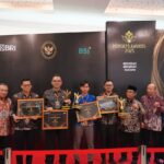 Sekretaris Daerah Kabupaten Bogor, Ajat Rochmat Jatnika saat menerima penghargaan Mandaya Awards 2025, Foto/Diskominfo Kabupaten Bogor